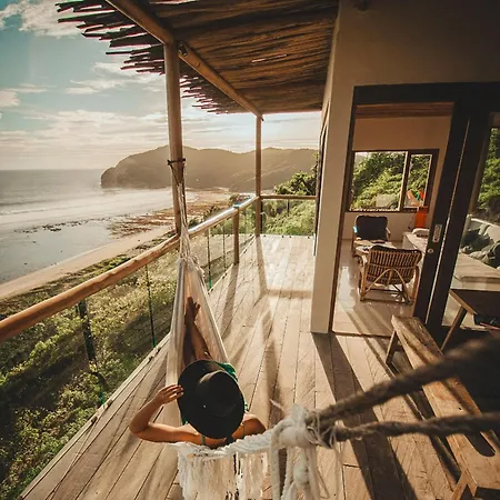 Kini Resort - Oceanfront Bamboo Eco Lodges Sekongkang Room photo