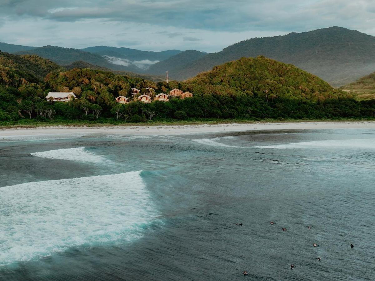 Kini - Oceanfront Bamboo Eco Lodge Sekongkang