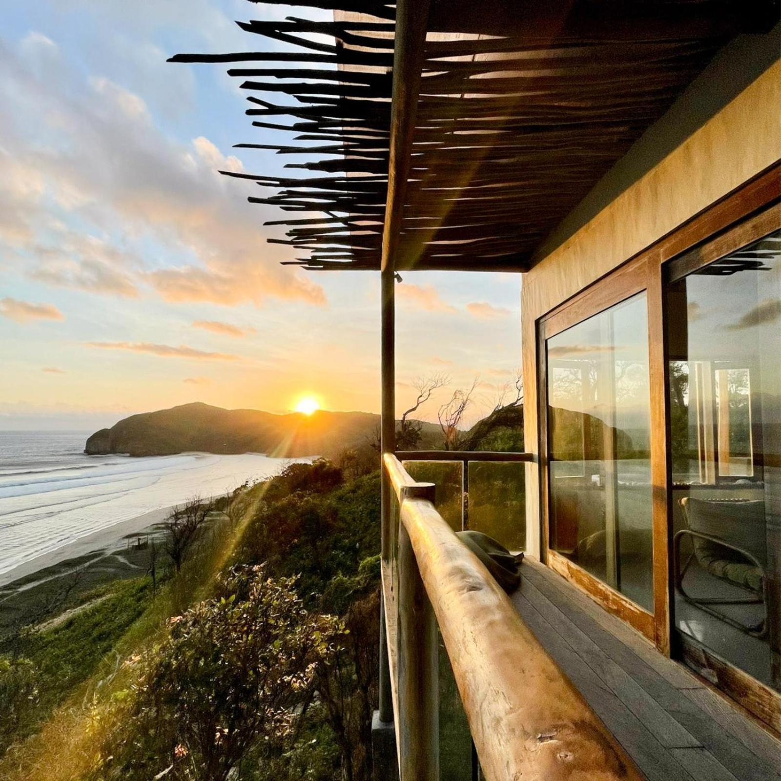 Lodge Kini - Oceanfront Bamboo Eco Sekongkang