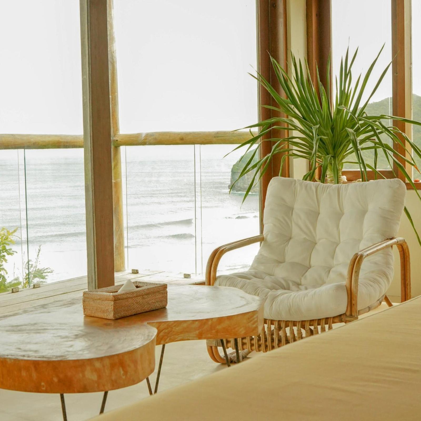 Kini - Oceanfront Bamboo Eco Lodge *